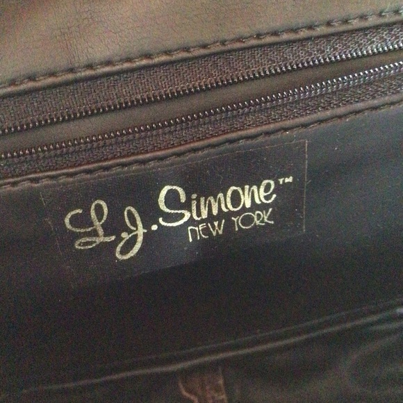 L. J. Simone croc embossed bag with chain strap and tassel. - Picture 6 of 6